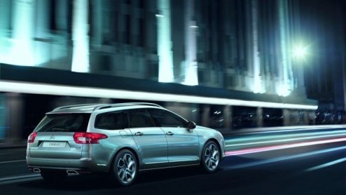 Citron heeft de C5 vernieuwd. Zowel de Berline als Tourer zijn subtiel gemoderniseerd in hun uitstraling en techniek, waaronder de intrede van LED's, start/stop-techniek en een 200 pk diesel.