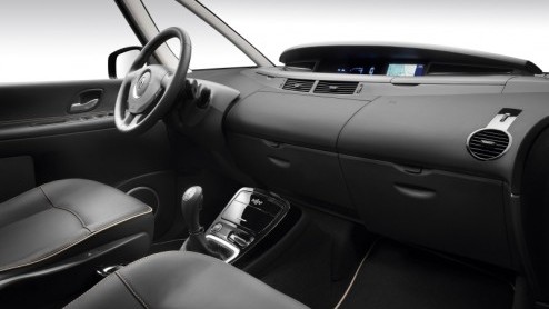 Het lot van de Espace was lange tijd onzeker. Ging Renault stilzwijgend afscheid nemen van de monospace, of zat er toch een nieuwe in de pijplijn. Het antwoord ligt er tussenin, want met een subtiele