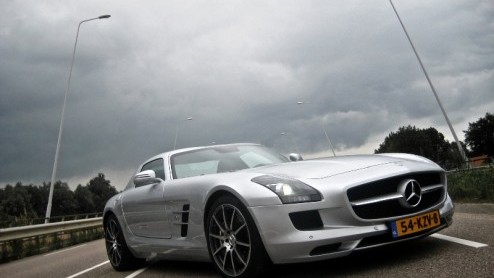 Onlangs logeerde de Mercedes-Benz SLS AMG op de redactie. Een kort maar krachtige kennismaking die we uiteraard met een rijimpressie gaan toelichten. Maar omdat de camera ook even meedraaide, hier alv