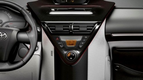 Een nieuwtje in de categorie klein maar fijn. Toyota waardeert de iQ op met nieuwe lakkleuren en verbeterde kwaliteitsbeleving in het interieur. Ook is gedacht aan extra zitcomfort.