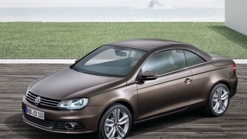 In navolging van alle andere Volkswagens -we noemen een Passat, Sharan, Touran, Caddy, Amarok, Golf, etc- krijgt nu ook de Eos de nieuwe, strakke familieneus. Ook debuteert een stop-/startautomaat.