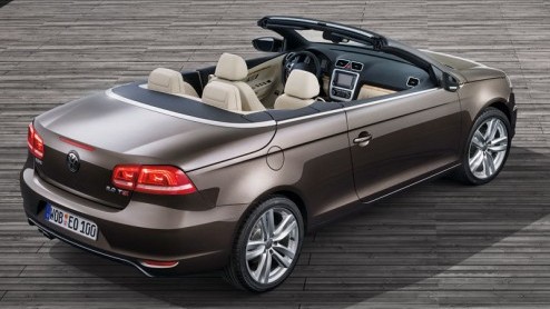 In navolging van alle andere Volkswagens -we noemen een Passat, Sharan, Touran, Caddy, Amarok, Golf, etc- krijgt nu ook de Eos de nieuwe, strakke familieneus. Ook debuteert een stop-/startautomaat.