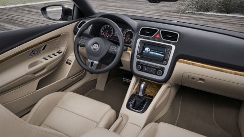 In navolging van alle andere Volkswagens -we noemen een Passat, Sharan, Touran, Caddy, Amarok, Golf, etc- krijgt nu ook de Eos de nieuwe, strakke familieneus. Ook debuteert een stop-/startautomaat.