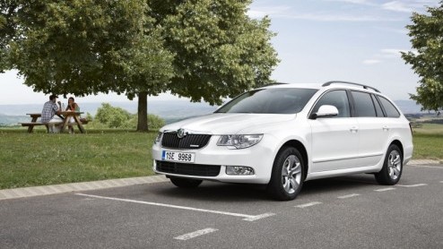 Skoda presenteerde in Parijs de vernieuwde Skoda Superb Greenline. Met de 1.6 TDI dieselmotor is zowel de sedan als Combi zuinig genoeg voor slechts 20% bijtelling. Beide versies zijn vanaf nu bestelb