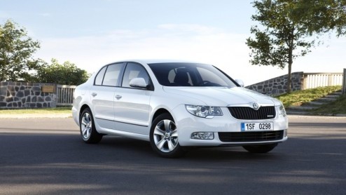 Skoda presenteerde in Parijs de vernieuwde Skoda Superb Greenline. Met de 1.6 TDI dieselmotor is zowel de sedan als Combi zuinig genoeg voor slechts 20% bijtelling. Beide versies zijn vanaf nu bestelb