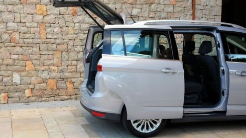 Ford heeft de C-MAX vernieuwd en steekt dat niet onder stoelen of banken. De nieuwe generatie telt niet n maar twee opvolgers, want vanaf nu is ook de Grand C-MAX met maximaal zeven zitplaatsen een