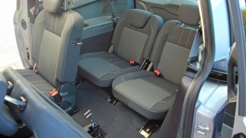 Ford heeft de C-MAX vernieuwd en steekt dat niet onder stoelen of banken. De nieuwe generatie telt niet n maar twee opvolgers, want vanaf nu is ook de Grand C-MAX met maximaal zeven zitplaatsen een