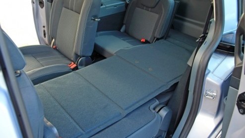 Ford heeft de C-MAX vernieuwd en steekt dat niet onder stoelen of banken. De nieuwe generatie telt niet n maar twee opvolgers, want vanaf nu is ook de Grand C-MAX met maximaal zeven zitplaatsen een