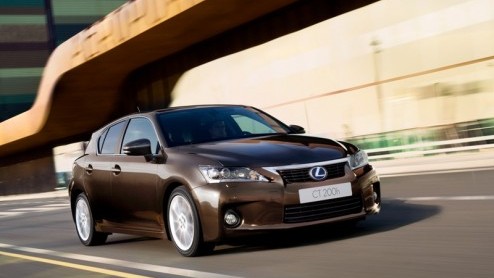 Lexus heeft de CT 200h een prijskaartje gegeven. De compacte premium hatchback met hybridetechniek wordt volgend jaar leverbaar vanaf 28.950 euro en profiteert van alle belastingvoordelen: geen BPM of