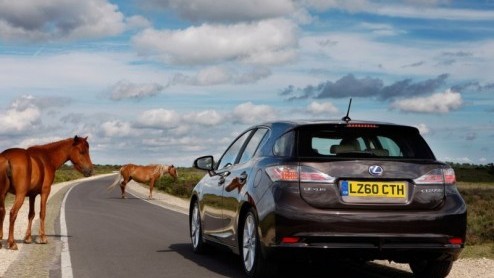 Lexus heeft de CT 200h een prijskaartje gegeven. De compacte premium hatchback met hybridetechniek wordt volgend jaar leverbaar vanaf 28.950 euro en profiteert van alle belastingvoordelen: geen BPM of