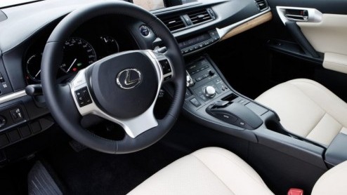 Lexus heeft de CT 200h een prijskaartje gegeven. De compacte premium hatchback met hybridetechniek wordt volgend jaar leverbaar vanaf 28.950 euro en profiteert van alle belastingvoordelen: geen BPM of