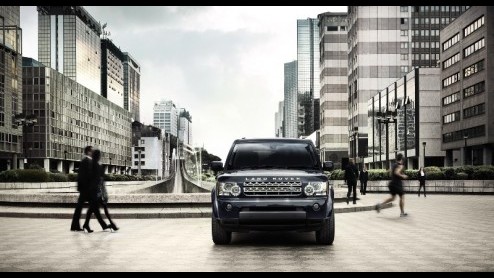 De recent vernieuwde Land Rover Discovery bij ons niet met een V8 leverbaar. Aanhoudende vraag naar de achtcilinder heeft de importeur doen besluiten hier verandering in de brengen. Daartoe wordt afge