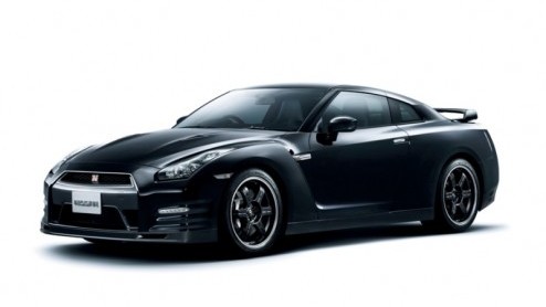 Leuk nieuws; De Nissan GT-R is gefacelift! Zien je de verschillen? Bijna niet, maar de Japanners geven hun snelheidsduivel meer pk's en hebben ook - jawel - het brandstofverbruik kunnen drukken.