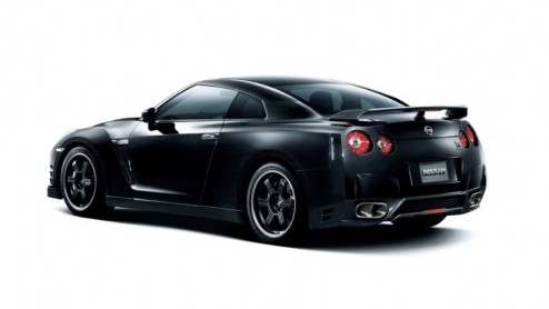 Leuk nieuws; De Nissan GT-R is gefacelift! Zien je de verschillen? Bijna niet, maar de Japanners geven hun snelheidsduivel meer pk's en hebben ook - jawel - het brandstofverbruik kunnen drukken.