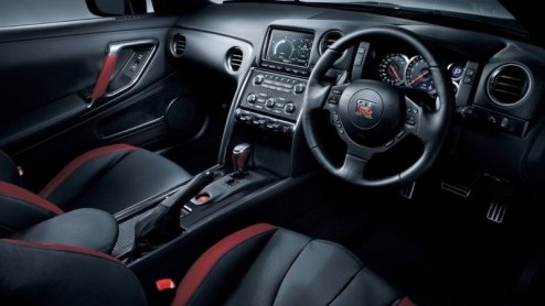 Leuk nieuws; De Nissan GT-R is gefacelift! Zien je de verschillen? Bijna niet, maar de Japanners geven hun snelheidsduivel meer pk's en hebben ook - jawel - het brandstofverbruik kunnen drukken.