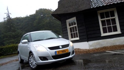 Na jaren lang ploeteren en strijden had Suzuki in 2005 een schot in de roos met de Swift. Zijn Europese, strakke uitstraling en uitstekende rijkwaliteiten hebben de compacte Suzuki definitief in het s