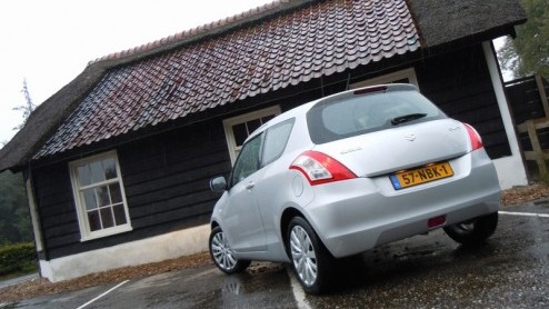 Na jaren lang ploeteren en strijden had Suzuki in 2005 een schot in de roos met de Swift. Zijn Europese, strakke uitstraling en uitstekende rijkwaliteiten hebben de compacte Suzuki definitief in het s