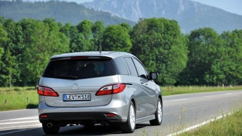 Mazda is de laatste tijd driftig haar modellen aan het vernieuwen. Na de facelift voor de Mazda6 en CX-7 en aanstaande opfriskuur voor de Mazda2 is nu de Mazda5 aan zet. De Japanse gezins-MPV is hierv