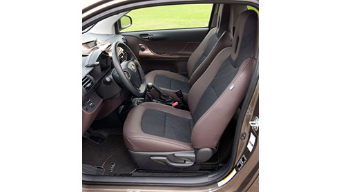 De Toyota iQ is vanaf nu ook leverbaar in twee verschillende Colour Editions: de Pearl en Bronze. Beide uitvoeringen zijn gebaseerd op de luxe 1.0 VVT-i Aspiration uitvoering en worden geleverd