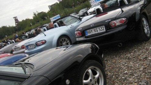 Ter ere van de 20e verjaardag van de MX-5 heeft Mazda Motor Duitsland op 18 september getracht om de langste rijdende MX-5 parade ter wereld te organiseren. Met 250 stuks op een rij stond het Guinness
