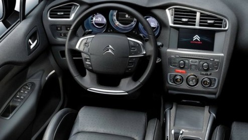 De nieuwe Citron C4 staat te popelen om de Nederlandse showrooms te bereiken. Vandaag geeft de importeur prijzen en details van de aantrekkelijk geprijsde, zakelijke uitvoeringen Ligne Business vrij.