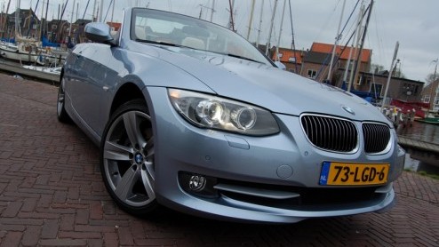De zomer loopt op zn einde en de eerste ruiten zijn alweer met de ijskrabber opgeschoond. Het weerhoudt ons niet er op uit te gaan met de BMW 3 Serie Cabriolet. De Duitse coup-cabriolet met elektris