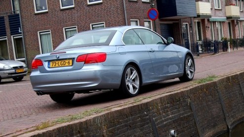 De zomer loopt op zn einde en de eerste ruiten zijn alweer met de ijskrabber opgeschoond. Het weerhoudt ons niet er op uit te gaan met de BMW 3 Serie Cabriolet. De Duitse coup-cabriolet met elektris