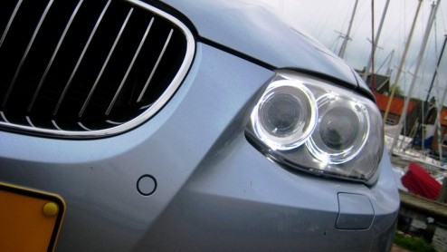 De zomer loopt op zn einde en de eerste ruiten zijn alweer met de ijskrabber opgeschoond. Het weerhoudt ons niet er op uit te gaan met de BMW 3 Serie Cabriolet. De Duitse coup-cabriolet met elektris