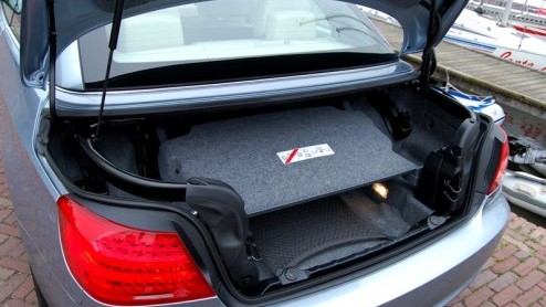 De zomer loopt op zn einde en de eerste ruiten zijn alweer met de ijskrabber opgeschoond. Het weerhoudt ons niet er op uit te gaan met de BMW 3 Serie Cabriolet. De Duitse coup-cabriolet met elektris