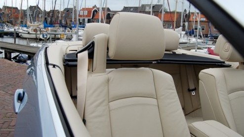 De zomer loopt op zn einde en de eerste ruiten zijn alweer met de ijskrabber opgeschoond. Het weerhoudt ons niet er op uit te gaan met de BMW 3 Serie Cabriolet. De Duitse coup-cabriolet met elektris