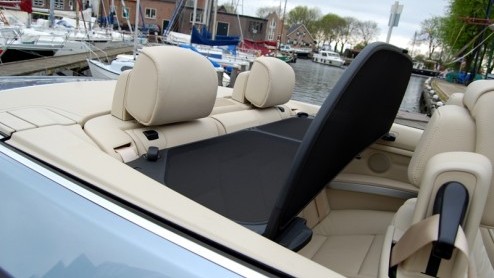 De zomer loopt op zn einde en de eerste ruiten zijn alweer met de ijskrabber opgeschoond. Het weerhoudt ons niet er op uit te gaan met de BMW 3 Serie Cabriolet. De Duitse coup-cabriolet met elektris