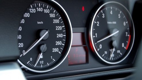 De zomer loopt op zn einde en de eerste ruiten zijn alweer met de ijskrabber opgeschoond. Het weerhoudt ons niet er op uit te gaan met de BMW 3 Serie Cabriolet. De Duitse coup-cabriolet met elektris