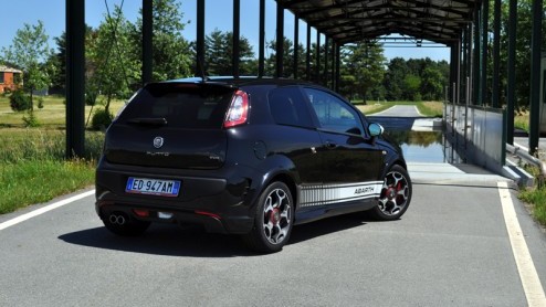 Enkele jaren geleden heeft de Fiat Group het merk Abarth nieuw leven in geblazen met de Abarth Grande Punto en 500. Niet zonder succes. Ook van de nieuwe Punto (Evo) is er nu een sportieve versie, net