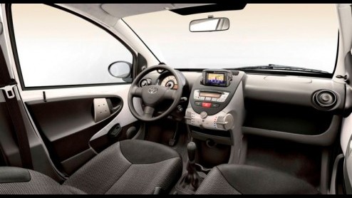 Toyota komt met de Aygo Dynamic Navigator. Het model dankt zijn naam aan het standaard TomTom multimedia- en navigatiesysteem waarmee het is uitgerust. Deze is wegklapbaar n uitneembaar, wijst de weg