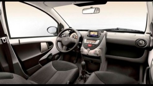 Toyota houdt de Aygo fris en fruitig. De n van de best verkopende autos in ons land is er nu ook als Aygo Now met een scherpe prijs en de luxe Aygo Green Navigator met ingebouwde navigatie.