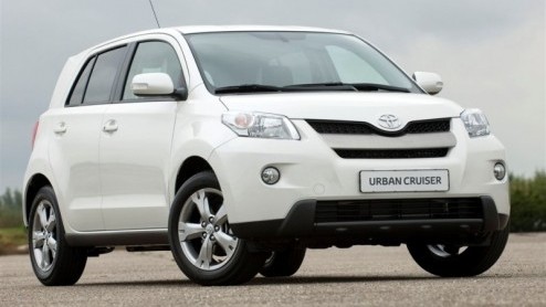 Toyota komt met de Urban Cruiser Dynamic Pearl. Deze speciale versie kent in het oog springende zwarte pianolak details in het interieur en is voorzien van de parelmoerlak Pearl White. Bovendien maakt