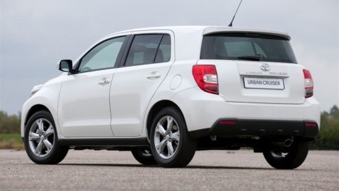 Toyota komt met de Urban Cruiser Dynamic Pearl. Deze speciale versie kent in het oog springende zwarte pianolak details in het interieur en is voorzien van de parelmoerlak Pearl White. Bovendien maakt