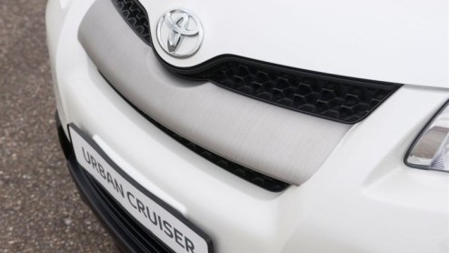 Toyota komt met de Urban Cruiser Dynamic Pearl. Deze speciale versie kent in het oog springende zwarte pianolak details in het interieur en is voorzien van de parelmoerlak Pearl White. Bovendien maakt