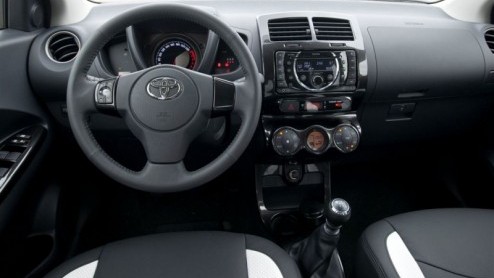 Toyota komt met de Urban Cruiser Dynamic Pearl. Deze speciale versie kent in het oog springende zwarte pianolak details in het interieur en is voorzien van de parelmoerlak Pearl White. Bovendien maakt