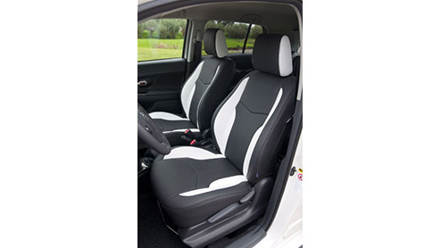 Toyota komt met de Urban Cruiser Dynamic Pearl. Deze speciale versie kent in het oog springende zwarte pianolak details in het interieur en is voorzien van de parelmoerlak Pearl White. Bovendien maakt
