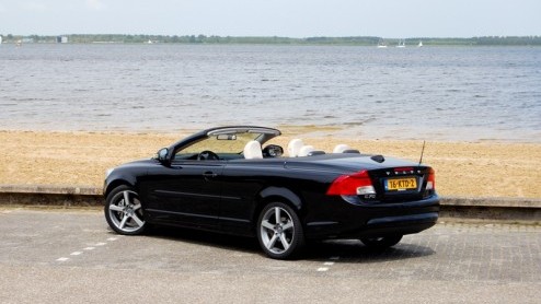 De Volvo C70 kennen we van origine als een ingetogen tweedeurscoupe of een chique softtop cabriolet. Sinds de nieuwe generatie is aangetreden in 2005 heeft Volvo beide carrosserievarianten samengesmol