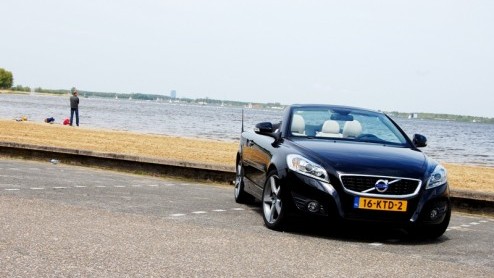 De Volvo C70 kennen we van origine als een ingetogen tweedeurscoupe of een chique softtop cabriolet. Sinds de nieuwe generatie is aangetreden in 2005 heeft Volvo beide carrosserievarianten samengesmol
