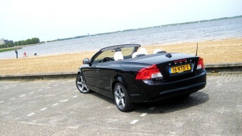 De Volvo C70 kennen we van origine als een ingetogen tweedeurscoupe of een chique softtop cabriolet. Sinds de nieuwe generatie is aangetreden in 2005 heeft Volvo beide carrosserievarianten samengesmol
