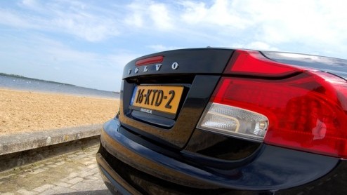 De Volvo C70 kennen we van origine als een ingetogen tweedeurscoupe of een chique softtop cabriolet. Sinds de nieuwe generatie is aangetreden in 2005 heeft Volvo beide carrosserievarianten samengesmol