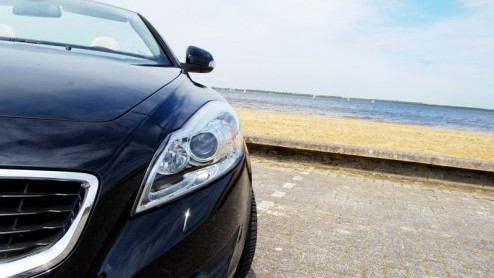 De Volvo C70 kennen we van origine als een ingetogen tweedeurscoupe of een chique softtop cabriolet. Sinds de nieuwe generatie is aangetreden in 2005 heeft Volvo beide carrosserievarianten samengesmol