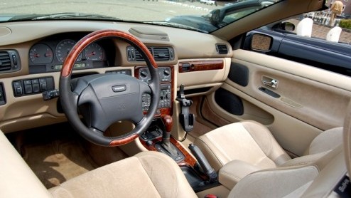 De Volvo C70 kennen we van origine als een ingetogen tweedeurscoupe of een chique softtop cabriolet. Sinds de nieuwe generatie is aangetreden in 2005 heeft Volvo beide carrosserievarianten samengesmol