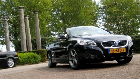 De Volvo C70 kennen we van origine als een ingetogen tweedeurscoupe of een chique softtop cabriolet. Sinds de nieuwe generatie is aangetreden in 2005 heeft Volvo beide carrosserievarianten samengesmol