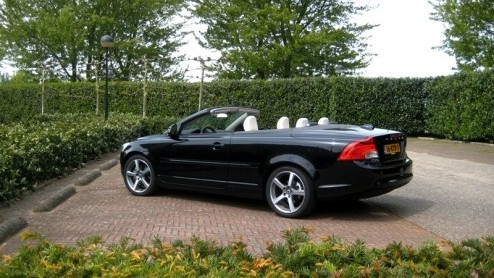 De Volvo C70 kennen we van origine als een ingetogen tweedeurscoupe of een chique softtop cabriolet. Sinds de nieuwe generatie is aangetreden in 2005 heeft Volvo beide carrosserievarianten samengesmol