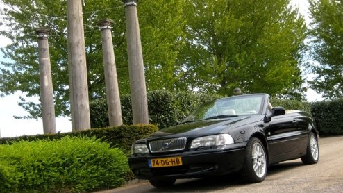 De Volvo C70 kennen we van origine als een ingetogen tweedeurscoupe of een chique softtop cabriolet. Sinds de nieuwe generatie is aangetreden in 2005 heeft Volvo beide carrosserievarianten samengesmol