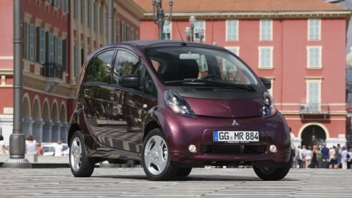 Parijs. Een altijd levendige metropool met ruim twee miljoen inwoners, duizenden toeristen en een permanent spitsuur. Geen ideale omgeving om kennis te maken met een nieuwe auto. Mitsubishis i-MiEV p